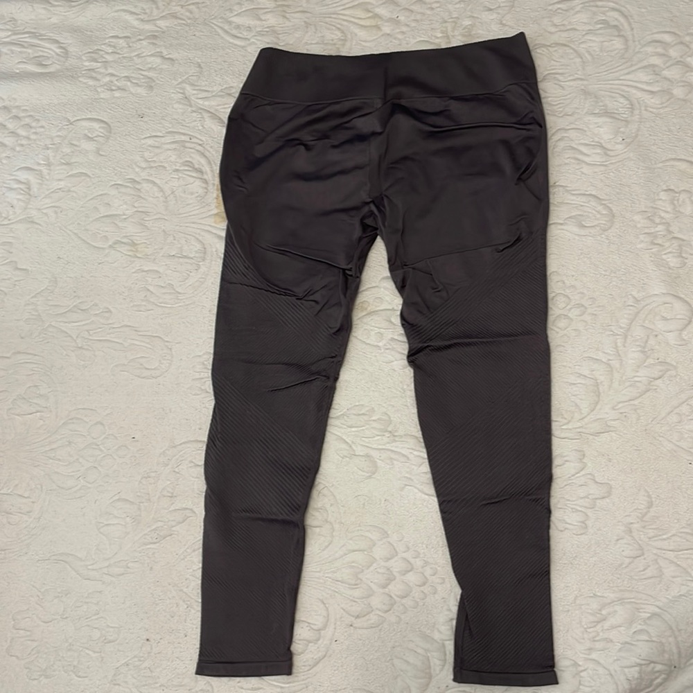 Dusty purple cropped yoga pants mid rise